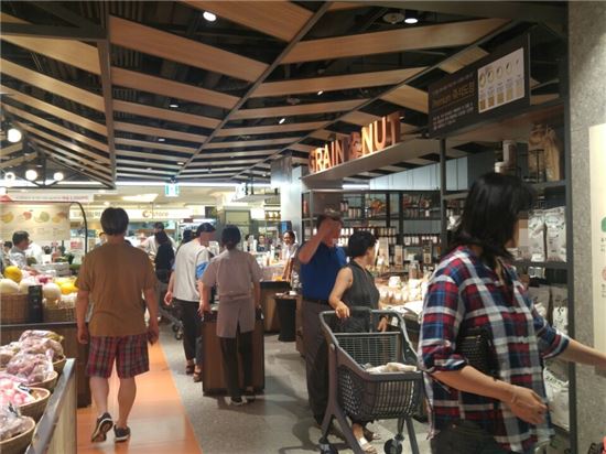 3일 서울 강남구 도곡동에 위치한 롯데 프리미엄 푸드마켓에는 30~50대 가족 단위 고객들이 몰렸다.