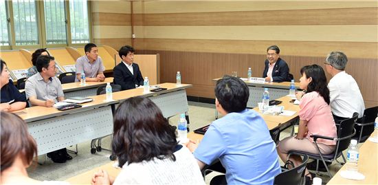 이재정 경기도교육감이 김포 하성중고등학교를 찾아 취임2주년 첫 날을 시작했다.