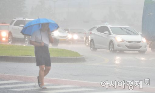 [포토]'비가 와도 통화는 해야죠'