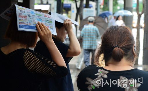 [포토]'신문지 우산'