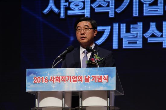 이기권 고용노동부 장관은 기념사를 통해 “이번 행사는 국민과 함께 하는 사회적기업 축제의 장”이라며 “사회적기업을 직접 체험하고 그 이야기에 귀기울이며 공감할 수 있는 시간이 될 것”이라고 전했다.