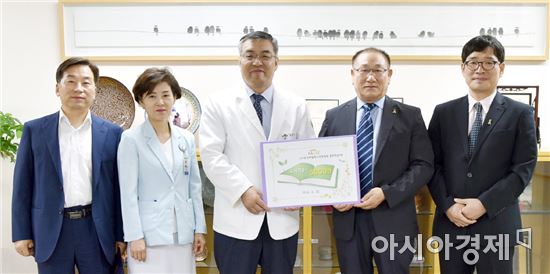 정동욱 소아암백혈병협회 광주전남지회장(오른쪽에서 두번째)이 김형준 화순전남대병원장에게 도서 5천권 기증서를 전달하고 있다. 