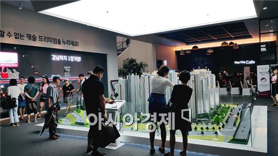 '신흥덕 롯데캐슬 레이시티'의 견본주택을 찾은 내방객들이 내부 단지 모형을 살펴보고 있다.