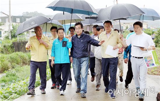 이낙연 전남지사와 이충식 도의원이 2일 오전 장마철을 맞아 침수위험지구인 장흥군 장평면 용강리를 방문, 장흥군 관계자 안내로 침수피해 지역을 둘러보고 있다. 사진제공=전남도