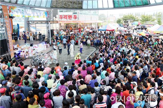 개장 11주년 장흥토요시장의 興!, 빗속을 달구다.