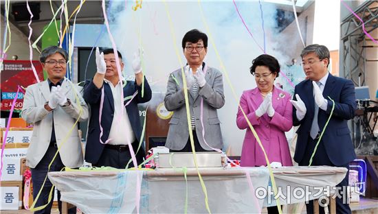 개장 11주년 장흥토요시장의 興!, 빗속을 달구다.