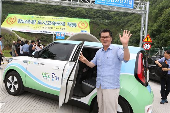 유종필 관악구청장이 3일 강남순환고속도로 개통식에서 전기차를 타고 있다.