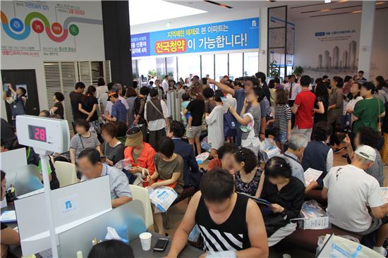 세종 청약제도 완화 첫 단지 '세종 신동아 파밀리에 4차' 견본주택 북적