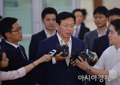 신동빈 롯데그룹 회장이 3일 김포공항에서 기자들의 질문에 답하고 있다. 