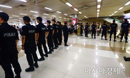 [포토]신동빈 회장, 경호원에 경찰까지...