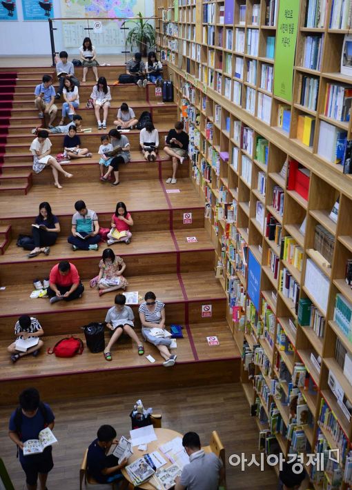 시민들이 서울도서관에서 책을 보고 있다.