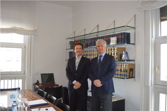 마르코 비코치 피치 이탈리아 크라우드협회 회장(오른쪽)과 법률고문 죠반니 쿠치아라토 변호사(왼쪽)가 인터뷰 후 사진을 찍기 위해 포즈를 취하고 있다.
