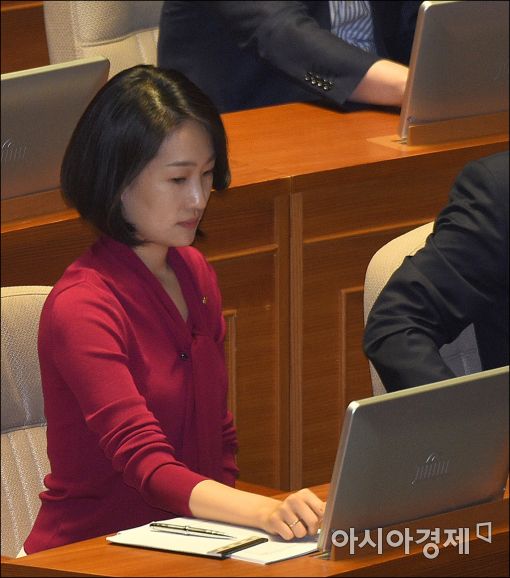 [포토]김수민 의원, 국회 본회의장 출석