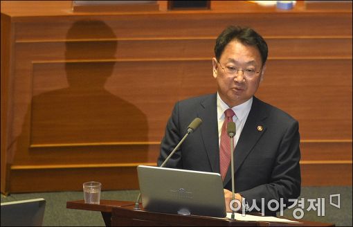 유일호 "누리과정 '추경' 어려워…'세입경정' 가능"