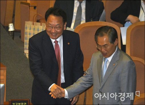 [포토]인사하는 유일호·우윤근