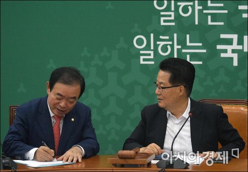 장병완 국민의당 선거대책위원회 총괄본부장(왼쪽)과 박지원 국민의당 대표