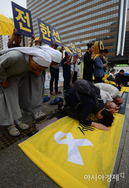 [포토]세월호의 온전한 인양을 기원하는 간절한 기도 