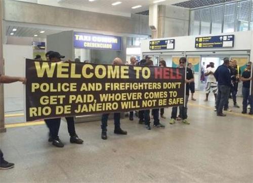 리우데자네이루 국제공항에서 시위하는 브라질 경찰들[사진=IMGUR 화면 캡처]
