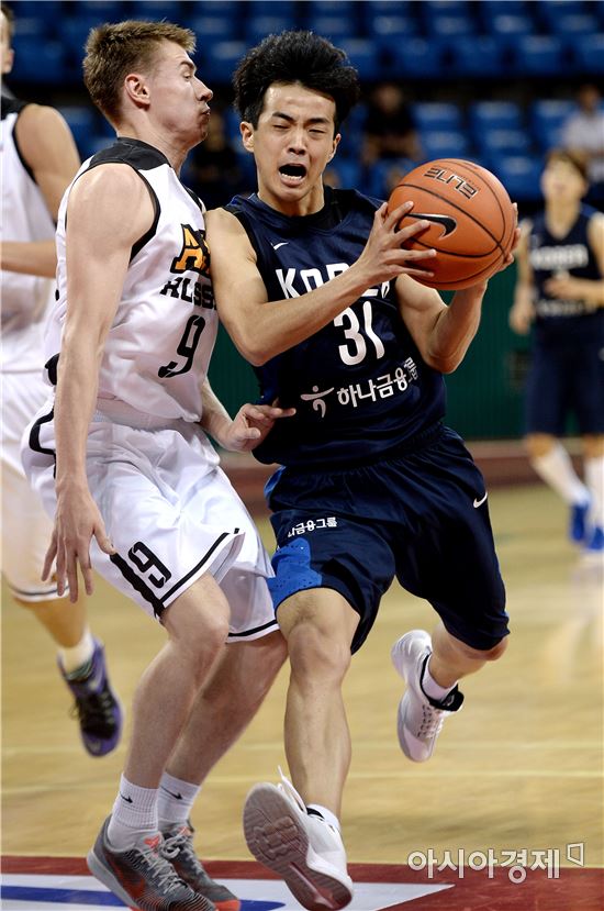 [포토]이진욱, '저리 비켜'