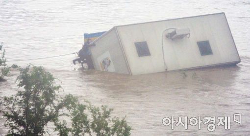 [포토]빠른 물살에도 계속되는 작업 