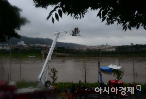 [포토]갑작스런 폭우에 떠내려온 간이 화장실 