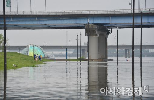 [포토]사라진 한강 산책로