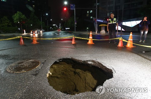 제2롯데월드 인근 도로에서 또 '싱크홀'…"원인 파악 중"