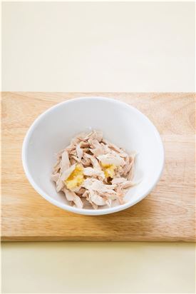 3. 닭고기가 잘 익으면 건져내어 껍질은 제거하고 손으로 먹기 좋게 찢고 닭 육수의 기름을 제거한다.
