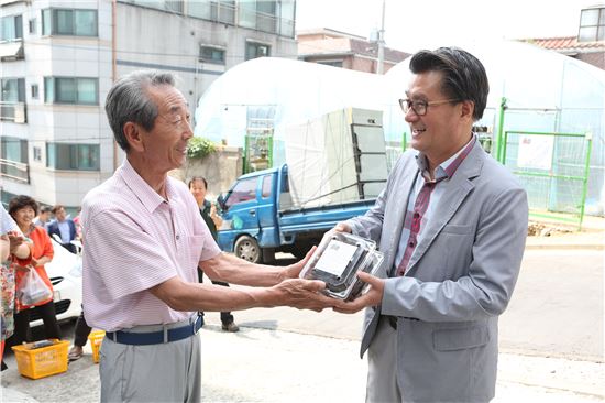 유종필 관악구청장(오른쪽)이 이윤희 관악산 돌샘버섯농원협동조합장으로 부터 흑목이버섯을 전달받고 있다.
