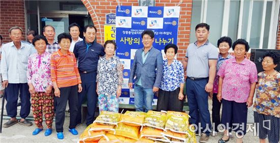 장흥중앙로타리 안훈석 회장, 취임식 쌀 화환 기부 ‘훈훈’