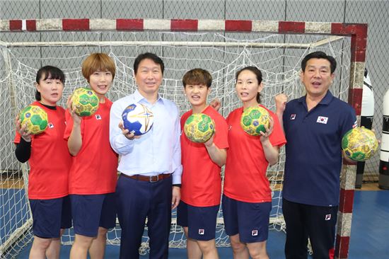 최태원 SK 회장(왼쪽 세 번째)이 여자핸드볼 대표팀을 격려했다.   