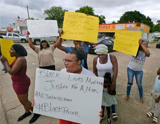알튼 스텔링의 죽음에 관해 흑인들이 시위중이다.