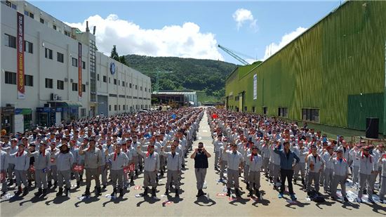 삼성중공업 노동자협의회가 사측의 구조조정 안에 반대해 7일 파업 집회를 열고 있다. 