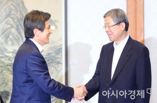 [포토]악수하는 황교안 총리-김희옥 비대위원장 