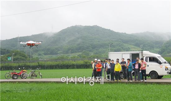 장성군은 7일 지역농업인과 방제업체 관계자 등 30여명이 참여한 가운데 병해충 예방을 위한 항공 드론방제를 삼계면 상도단지에서 처음으로 실시했다고 밝혔다. 사진=장성군