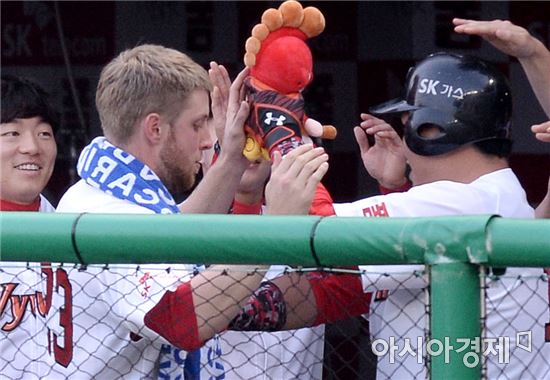 [포토]켈리 '최승준, 역전 스리런 최고야!'