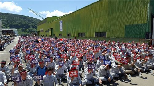 ▲삼성중공업 노동자헙의회 소속 근로자들이 지난달 구조조정안 철회 촉구 집회를 벌이고 있는 모습. 