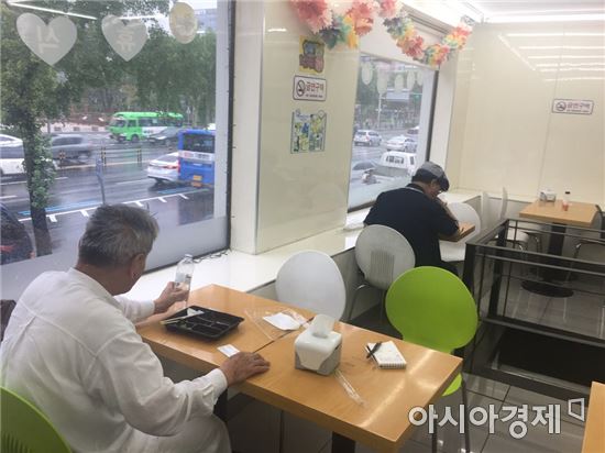 [몇집 건너 편의점②]노인 혼밥족에게 그곳은 '지정식당'