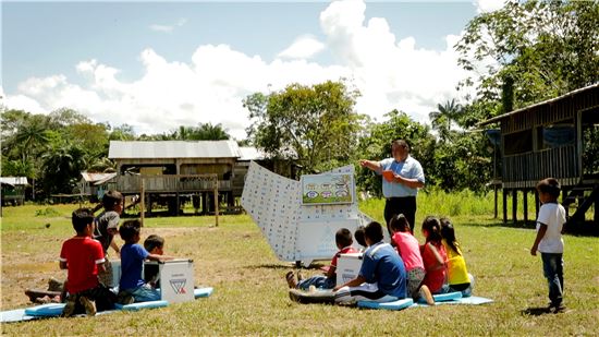 콜롬비아 아마존 밀림에 위치한 따라뽀토(Tarapoto) 지역의 아이들이 7일 삼성전자 '스마트 스쿨 노마드'를 이용해 수업을 받고 있다.
