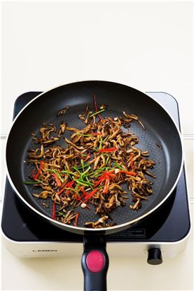 3. 표고버섯이 어느 정도 익으면 풋고추와 홍고추를 넣어 살짝 더 볶고 소금과 후춧가루로 간한다.
