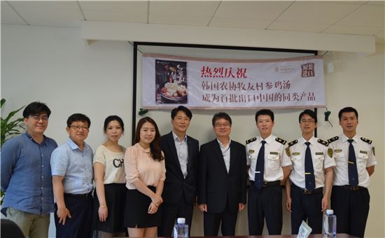 한국농수산식품유통공사(aT)는 7일 중국 상하이 외고교창성검사장에서 삼계탕 수입신고 기념행사를 개최했다.
