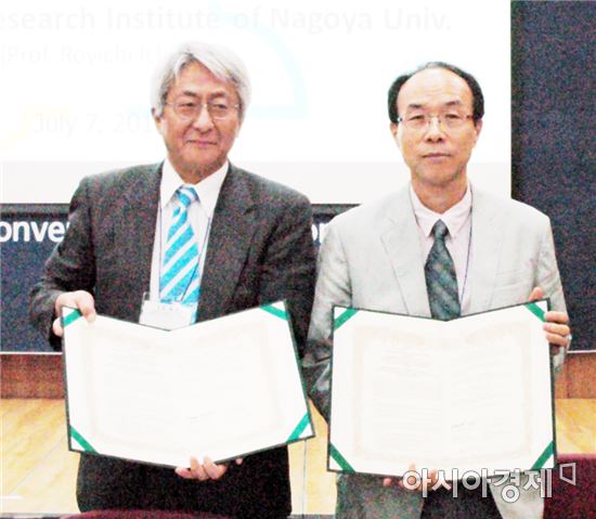 일본 나고야대 료이찌 이치노 교수와 전남대 최병철 교수(오른쪽)가 협약을 체결하고 기념촬영을 하고있다.