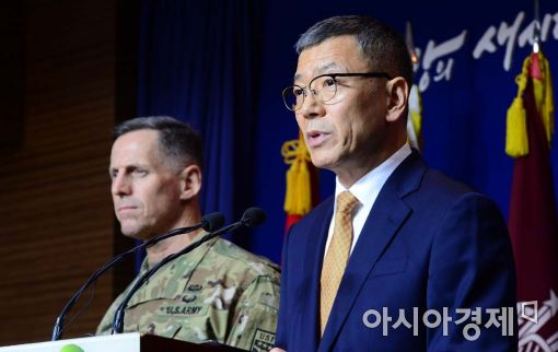 [포토]사드배치 발표하는 류제승 국방부 국방정책실장 