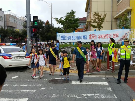 전남 무안경찰서(총경 이삼호)가 삼향읍 남악초등학교에서 녹색어머니회, 무안군청 등 관계기관과 함께 어린이교통사고 줄이기 교통안전캠페인을 실시했다.