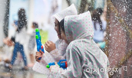 [포토]'물총 하나로 즐거운 축제'