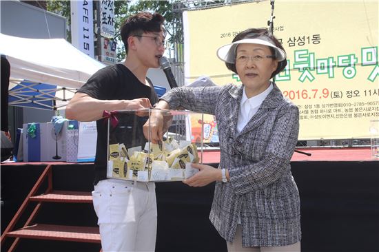 신연희 강남구청장이 한전 마당 맛거리 축제에서 경품을 뽑고 있다.