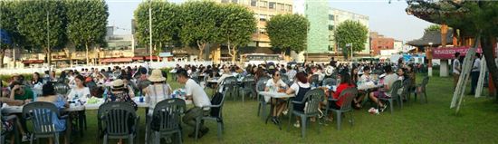 중국인 관광객들이 수원시 예절교육관에서 수원통닭에 치맥파티를 하고 있다.