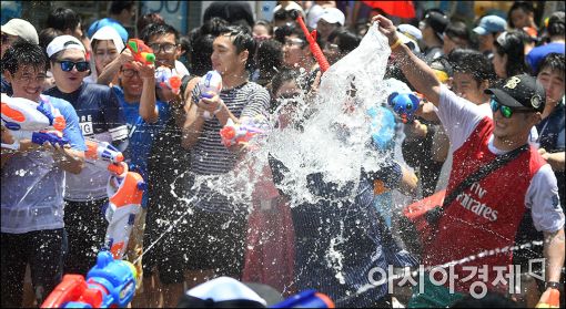 [포토]'받아라, 물대표'