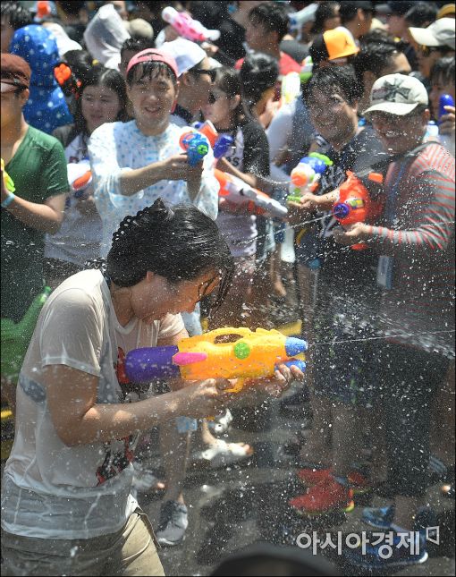 [포토]신촌물총축제 즐기는 시민들
