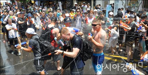 [포토]외국인도 즐기는 신촌물총축제
